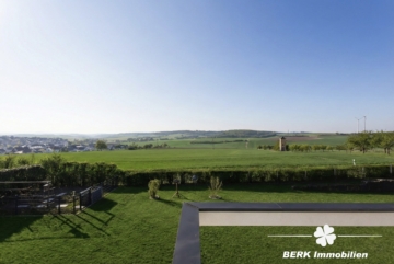 RESERVIERT – BERK Immobilien – Exklusives Design-Einfamilienhaus auf großzügigem Grundstück - Ausblick (116316)