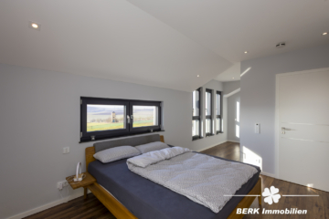 RESERVIERT – BERK Immobilien – Exklusives Design-Einfamilienhaus auf großzügigem Grundstück - Schlafen OG (116305)