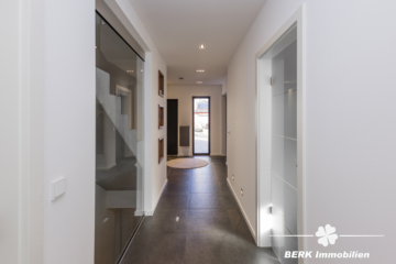 RESERVIERT – BERK Immobilien – Exklusives Design-Einfamilienhaus auf großzügigem Grundstück - Flur (116297)