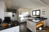 Küche - RESERVIERT – BERK Immobilien – Exklusives Design-Einfamilienhaus auf großzügigem Grundstück