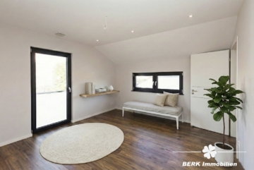 RESERVIERT – BERK Immobilien – Exklusives Design-Einfamilienhaus auf großzügigem Grundstück - Kinder 2 OG (116307)