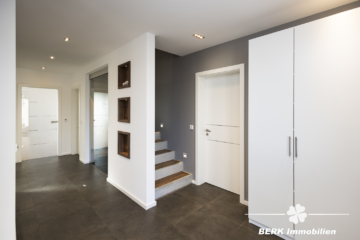 RESERVIERT – BERK Immobilien – Exklusives Design-Einfamilienhaus auf großzügigem Grundstück - Eingang (116295)