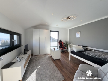 RESERVIERT – BERK Immobilien – Exklusives Design-Einfamilienhaus auf großzügigem Grundstück - Kinder1 OG (116306)