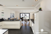Küche - RESERVIERT – BERK Immobilien – Exklusives Design-Einfamilienhaus auf großzügigem Grundstück