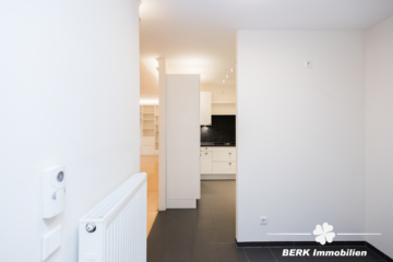 BERK Immobilien – Luxuriöse, barrierearme Eigentumswohnung mit TG-Stellplatz in zentraler Lage - Flur (116714)