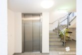 Aufzug - BERK Immobilien – Luxuriöse, barrierearme Eigentumswohnung mit TG-Stellplatz in zentraler Lage