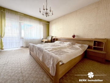 VERKAUFT – BERK Immobilien – Charmantes Einfamilienhaus mit zwei Wohneinheiten und großzügiger Scheune + Garage - Schlafzimmer EG (115488)