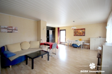 VERKAUFT – BERK Immobilien – Charmantes Einfamilienhaus mit zwei Wohneinheiten und großzügiger Scheune + Garage - Wohnbereich OG (115492)