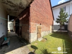 Hintergarten - VERKAUFT – BERK Immobilien – Charmantes Einfamilienhaus mit zwei Wohneinheiten und großzügiger Scheune + Garage