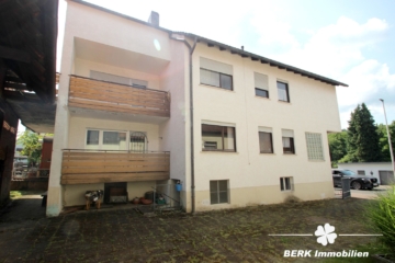 VERKAUFT – BERK Immobilien – Charmantes Einfamilienhaus mit zwei Wohneinheiten und großzügiger Scheune + Garage - Seitenansicht (115481)