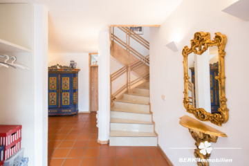 BERK Immobilien – Freistehendes Architektenhaus in bester Lage mit Panoramablick - Treppenhaus (115688)