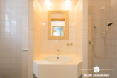 Badezimmer  Einliegerwohnung - BERK Immobilien – Freistehendes Architektenhaus in bester Lage mit Panoramablick