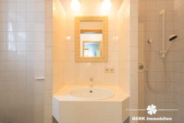 BERK Immobilien – Freistehendes Architektenhaus in bester Lage mit Panoramablick - Badezimmer  Einliegerwohnung (115705)