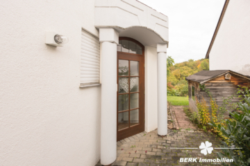 BERK Immobilien – Freistehendes Architektenhaus in bester Lage mit Panoramablick - Eingang  Einliegerwohnung (115701)
