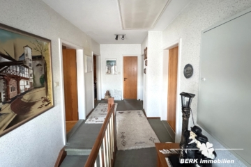 BERK Immobilien – Charmantes Einfamilienhaus mit Garten und viel Potenzial in zentraler Lage - Flur DG (116540)