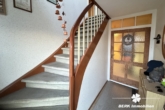 Treppenaufgang EG - BERK Immobilien – Charmantes Einfamilienhaus mit Garten und viel Potenzial in zentraler Lage