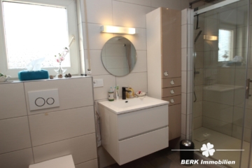 BERK Immobilien – vielseitig nutzbares, sehr gepflegtes Mehrfamilienhaus in Seligenstadt, OT Froschhausen - Bad mit Dusche im OG (116574)