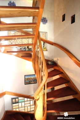 BERK Immobilien – vielseitig nutzbares, sehr gepflegtes Mehrfamilienhaus in Seligenstadt, OT Froschhausen - Treppenhaus (116578)
