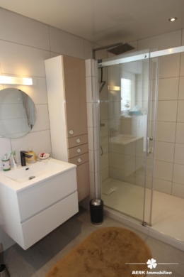 BERK Immobilien – vielseitig nutzbares, sehr gepflegtes Mehrfamilienhaus in Seligenstadt, OT Froschhausen - Bad mit Dusche im OG (116575)
