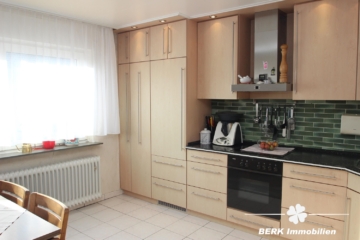 BERK Immobilien – vielseitig nutzbares, sehr gepflegtes Mehrfamilienhaus in Seligenstadt, OT Froschhausen - Wohnküche mit EBK (116573)
