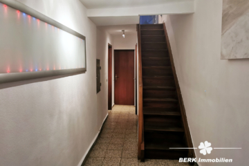 BERK Immobilien – Ensembleschutz – Junges Wohnen im charmanten Altbau-Reihenmittelhaus in Amorbach - Flur EG (116589)