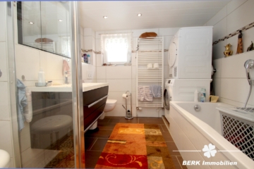 BERK Immobilien – charmantes Einfamilienhaus auf kompaktem Grundstück - Badezimmer (115038)