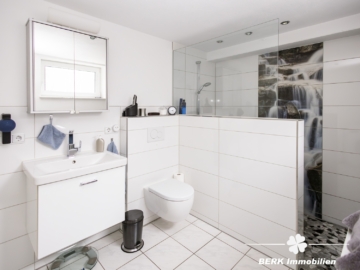 BERK Immobilien – Familienfreundliche Doppelhaushälfte mit Garten & großem Platzangebot - Bad UG (116700)