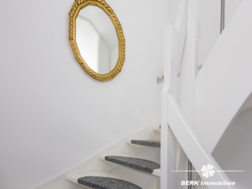 BERK Immobilien – Familienfreundliche Doppelhaushälfte mit Garten & großem Platzangebot - Treppe (116695)