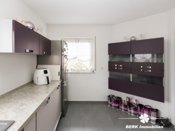 BERK Immobilien – Familienfreundliche Doppelhaushälfte mit Garten & großem Platzangebot - Küche (116690)