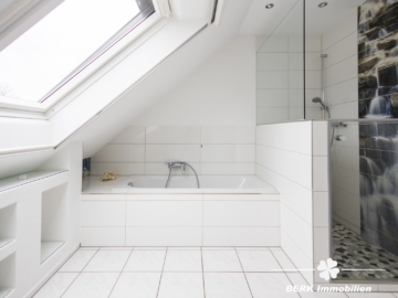 BERK Immobilien – Familienfreundliche Doppelhaushälfte mit Garten & großem Platzangebot - Bad (116693)