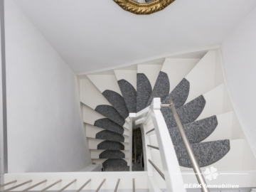 BERK Immobilien – Familienfreundliche Doppelhaushälfte mit Garten & großem Platzangebot - Treppe (116698)
