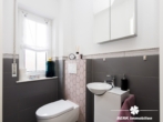 Gäste-WC - BERK Immobilien – Familienfreundliche Doppelhaushälfte mit Garten & großem Platzangebot