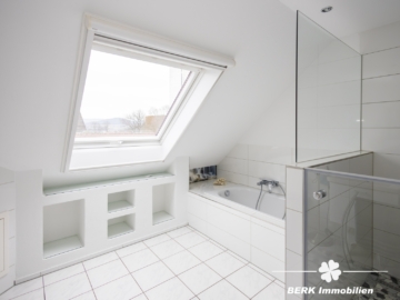 BERK Immobilien – Familienfreundliche Doppelhaushälfte mit Garten & großem Platzangebot - Bad (116692)