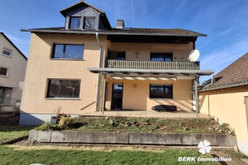 VERKAUFT – BERK Immobilien – Kapitalanlage oder Eigennutzung: Mehrfamilienhaus mit 3 Wohneinheiten in Kleinheubach - Gartenansicht (115977)