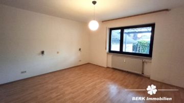 VERKAUFT – BERK Immobilien – Kapitalanlage oder Eigennutzung: Mehrfamilienhaus mit 3 Wohneinheiten in Kleinheubach - Schlafzimmer EG (115981)