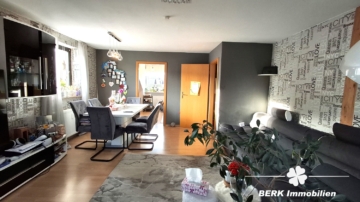 VERKAUFT – BERK Immobilien – Kapitalanlage oder Eigennutzung: Mehrfamilienhaus mit 3 Wohneinheiten in Kleinheubach - Wohnzimmer DG (115987)