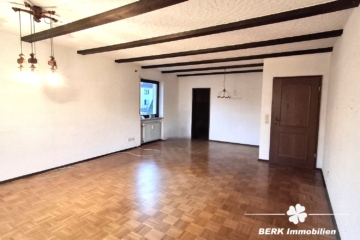 VERKAUFT – BERK Immobilien – Kapitalanlage oder Eigennutzung: Mehrfamilienhaus mit 3 Wohneinheiten in Kleinheubach - Wohn - und Essbereich EG (115979)