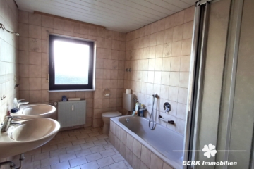 VERKAUFT – BERK Immobilien – Kapitalanlage oder Eigennutzung: Mehrfamilienhaus mit 3 Wohneinheiten in Kleinheubach - Badezimmer EG (115984)