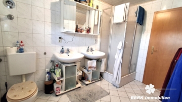 VERKAUFT – BERK Immobilien – Kapitalanlage oder Eigennutzung: Mehrfamilienhaus mit 3 Wohneinheiten in Kleinheubach - Badezimmer DG (115985)