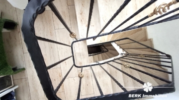 VERKAUFT – BERK Immobilien – Kapitalanlage oder Eigennutzung: Mehrfamilienhaus mit 3 Wohneinheiten in Kleinheubach - Treppenhaus (115990)