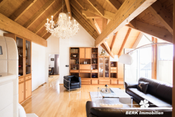 BERK Immobilien – Repräsentatives Mehrfamilienhaus mit prägnantem Innenhof - Wohnzimmer DG (115831)