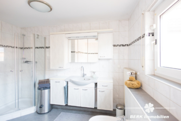 BERK Immobilien – Repräsentatives Mehrfamilienhaus mit prägnantem Innenhof - Bad 1.OG (115824)