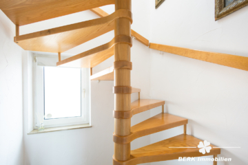 BERK Immobilien – Repräsentatives Mehrfamilienhaus mit prägnantem Innenhof - Treppenhaus (115826)