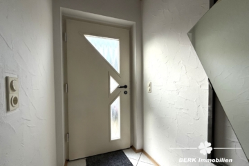 BERK Immobilien – Ruhig gelegenes Reihenhaus mit Terrasse & kleinem Garten in Großostheim Ringheim - Einganstüre (115508)