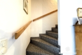 Innentreppe - BERK Immobilien – Ruhig gelegenes Reihenhaus mit Terrasse & kleinem Garten in Großostheim Ringheim