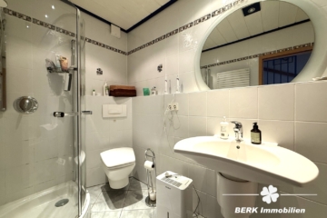 BERK Immobilien – Ruhig gelegenes Reihenhaus mit Terrasse & kleinem Garten in Großostheim Ringheim - Badezimmer (115512)