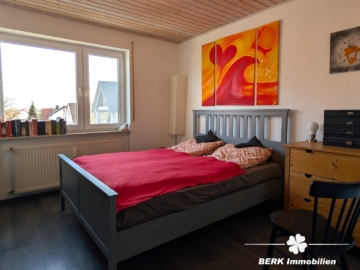 BERK Immobilien – Attraktive 2-Zimmer-Wohnung mit Balkon in Karlstein-Großwelzheim - Schlafzimmer (116247)