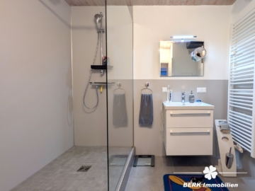 BERK Immobilien – Attraktive 2-Zimmer-Wohnung mit Balkon in Karlstein-Großwelzheim - Bad (116249)