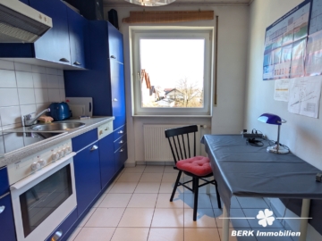BERK Immobilien – Attraktive 2-Zimmer-Wohnung mit Balkon in Karlstein-Großwelzheim - Küche (116248)