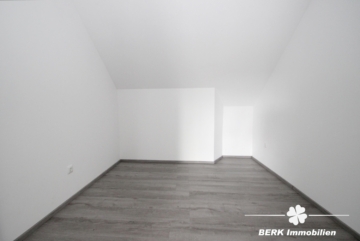 BERK Immobilien – TOP – saniertes 3-FH für Kapitalanleger; anfängliche Netto-Rendite 4,39% - Arbeitszimmer Wohnung DG (115604)